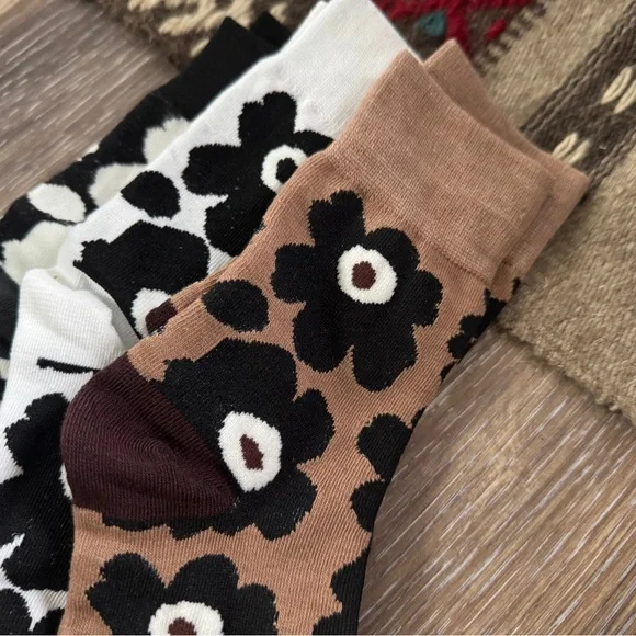 FREE with any purchase Flower Crew Socks Neutral Tones OS NEW - Picture 2 of 4